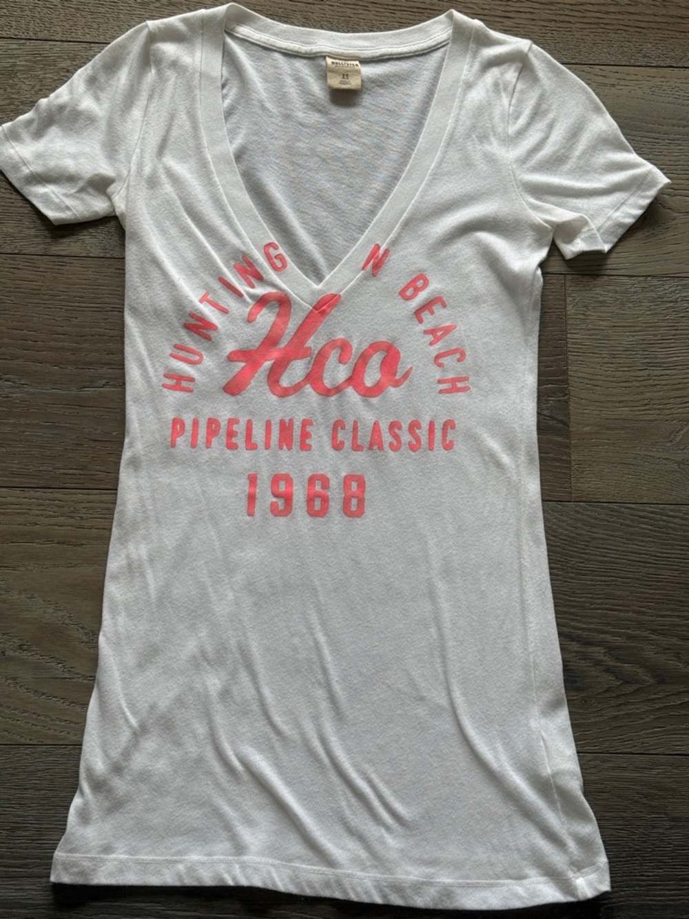 Hollister 🏄‍♀️White Deep V-Neck Graphic Fitted Tee with Pink Logo-XS